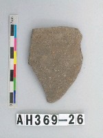 藏品(灰黑色夾砂陶片)的圖片